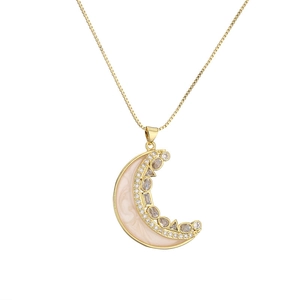 Collana con ciondolo a mezzaluna dorata con zirconi multicolore su una catena a scatola