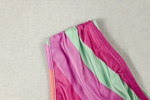 Gros plan du tissu à rayures multicolores montrant le tricot fin et la double couture