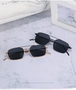 Vue détaillée de lunettes aviateur carrées avec double pont métallique en noir et doré