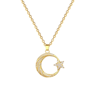Collier élégant étoile et lune en acier titane doré avec cristaux sur fond blanc immaculé