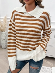 Detail des gestreiften Strickpullovers mit braunen Streifen und weißem Umlegekragen