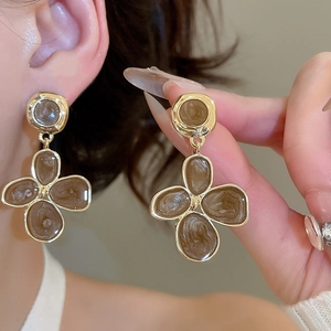 Détail macro de boucles d'oreilles vintage avec bords irréguliers en métal doré
