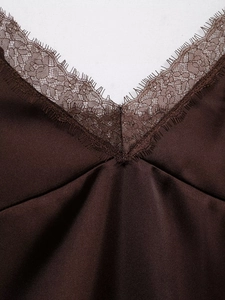 Vue détaillée du col en V en satin marron foncé avec bordure en dentelle délicate