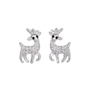 Squisiti orecchini a lobo a renna in argento S925 con zirconi su uno sfondo bianco
