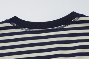Detailaufnahme des gestreiften Strickpullovers mit geripptem Rundhalsausschnitt in Marine
