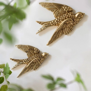 Vintage Gold Flying Swallow Wall Decor Resin Bird Sculptures Retro Style Home Living Room Bedroom Wall Art