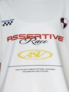 Κοντινό πλάνο λευκού t-shirt με γραφικά αγώνων και τυπογραφία Moscow
