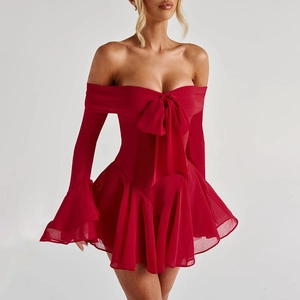 Détail de la robe courte rouge à épaules dénudées avec manches évasées et nœud frontal
