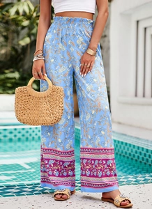 Détail du pantalon large fleuri bleu avec taille haute élastique et bordure violette