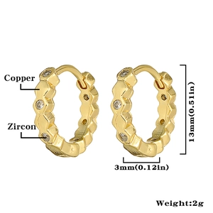 Detalle de pendientes de cobre bañado en oro con circón, 13mm por 3mm, peso del par de 2g