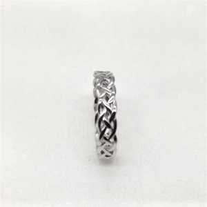Vue latérale d'une bague d'orteil en argent S925 avec motif de nœud celtique tressé