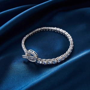 Gros plan détaillé du bracelet tennis en argent S925 avec zircon 8A sur soie bleue