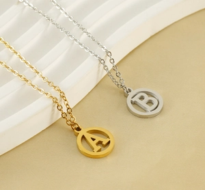 Détail de colliers en acier inoxydable 18K avec pendentifs lettres A or et B argentés