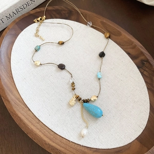 Böhmische Retro-Langkette mit Türkisstein, Holzperlen und Perle an goldener Kette