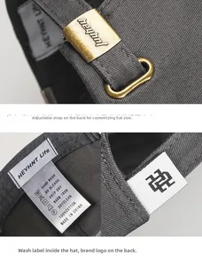 Details der Metallschnalle und der Baumwolltextur an einer grauen Baseballkappe