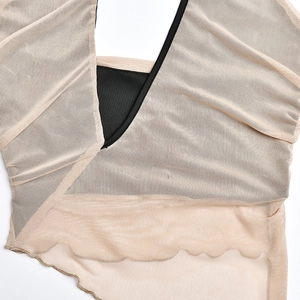 Détail macro du tissu en maille beige respirant avec bords ondulés et garniture noire