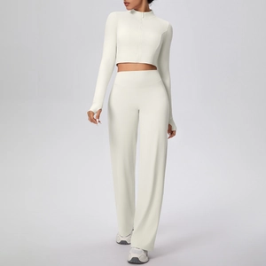 Détail des passe-pouces et du zip sur la veste de sport blanche brossée pour femme