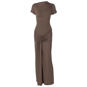 Vestido largo marrón ajustado de manga corta con elegantes pliegues en la cintura