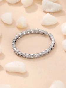 Dettaglio dell'anello a cuore in argento regolabile con motivi a cuore tra i sassi