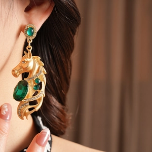Detailansicht der Vintage Gold-Ohrringe mit Pferdekopf, grünen Steinen und Strass