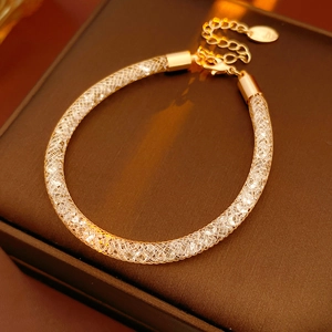 Vue détaillée d'un bracelet en maille dorée rempli de cristaux scintillants transparents