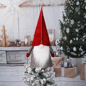 Gnome de Noël nordique avec bonnet rouge et corps gris dans un décor de fête festif