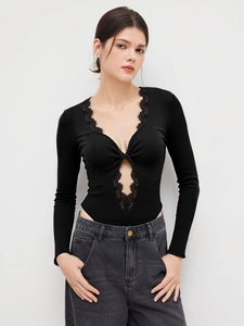 Schwarzer Damen-Body mit V-Ausschnitt, Spitzenbesatz und Twist-Ausschnitt-Details