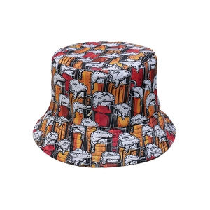 Détail des coutures et du motif de chope de bière sur ce chapeau bob d'été