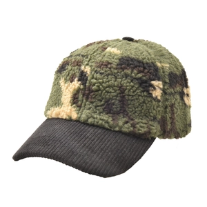 Detail van winter camo baseballcap met dikke fleece kroon en zwarte corduroy klep