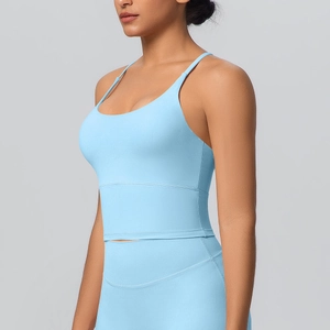 Vue latérale d'un soutien-gorge de sport dos croisé bleu clair et legging de yoga