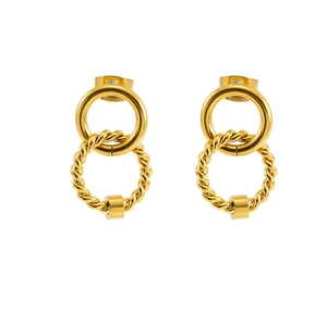 Macro-opname van 18K goud roestvrijstalen oorbellen met gedraaide ring en cilinder-hanger