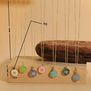 Collier avec pendentifs cœurs colorés en zircon arc-en-ciel et une chaîne de 40 cm