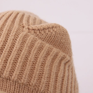 Dettaglio della trama in maglia a coste e del design con orecchie del cappello bimbo