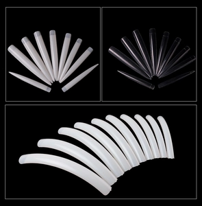 Punte per unghie stiletto extra lunghe in trasparente e bianco solido su sfondo nero