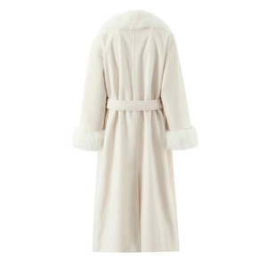 Cappotto lungo bianco sfiancato con ampio collo in ecopelliccia, polsini e cintura coordinata