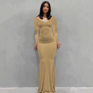 Detalle de vestido largo ajustado caqui de manga larga con cuello redondo y tejido de punto