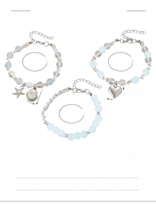 Dettaglio dei bracciali di perline CCB color argento con ciondoli a stella e cuore