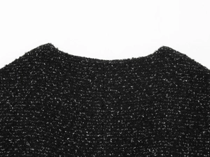 Gros plan du col et de la texture du tissu en tweed noir avec détails de fibres blanches