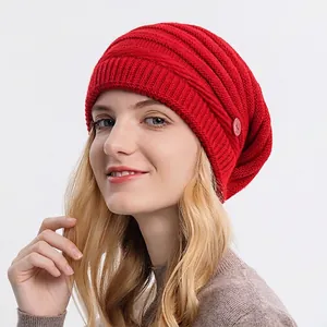 Bonnet en maille rouge vif pour femme avec boutons latéraux et texture épaisse