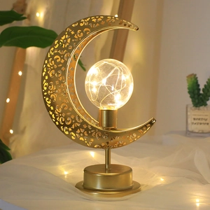 Lampara de mesa luna hueca de hierro LED Ramadan luz decorativa calida para el hogar.