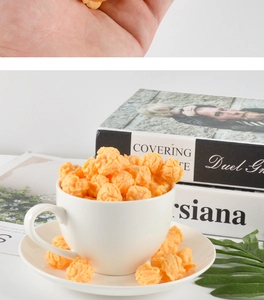 Vue macro d'un modèle de popcorn réaliste en PVC avec texture dans une tasse