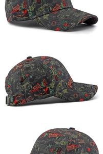 Vistas detalladas de gorra gris oscuro con estampados vintage y la Torre Eiffel