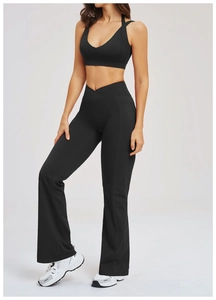 Détail du legging de yoga taille haute croisé en V et ensemble de brassière de sport noire