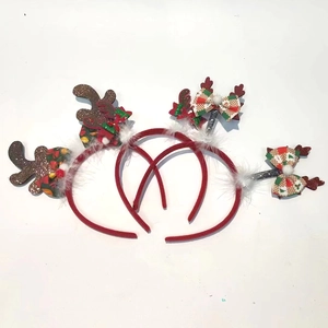 Détail de quatre serre-têtes bois de renne de Noël avec nœuds et paillettes pour les fêtes