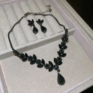 Detail of black waterdrop jewelry set with necklace and earrings in a velvet gift box