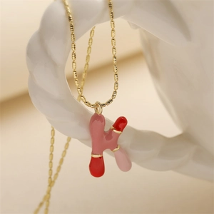 Collier chaîne dorée avec pendentif lettre K en émail rose et rouge sur support