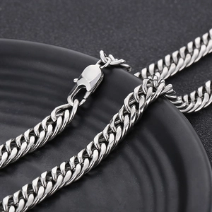 Vue macro d'un collier à mailles gourmette argentées avec fermoir mousqueton robuste