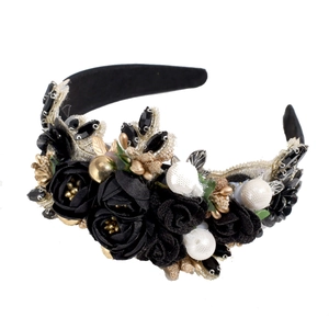 Serre-tête baroque avec fleurs en satin noir, perles et cristaux sur fond blanc