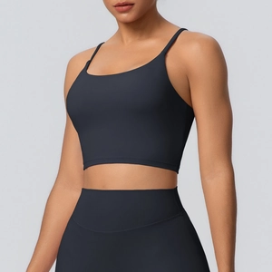 Détail des bretelles croisées et de l'ourlet élastique de ce soutien-gorge de sport noir