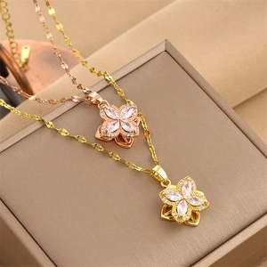 Rotating four-leaf clover pendant necklace in gold and rose gold titanium steel